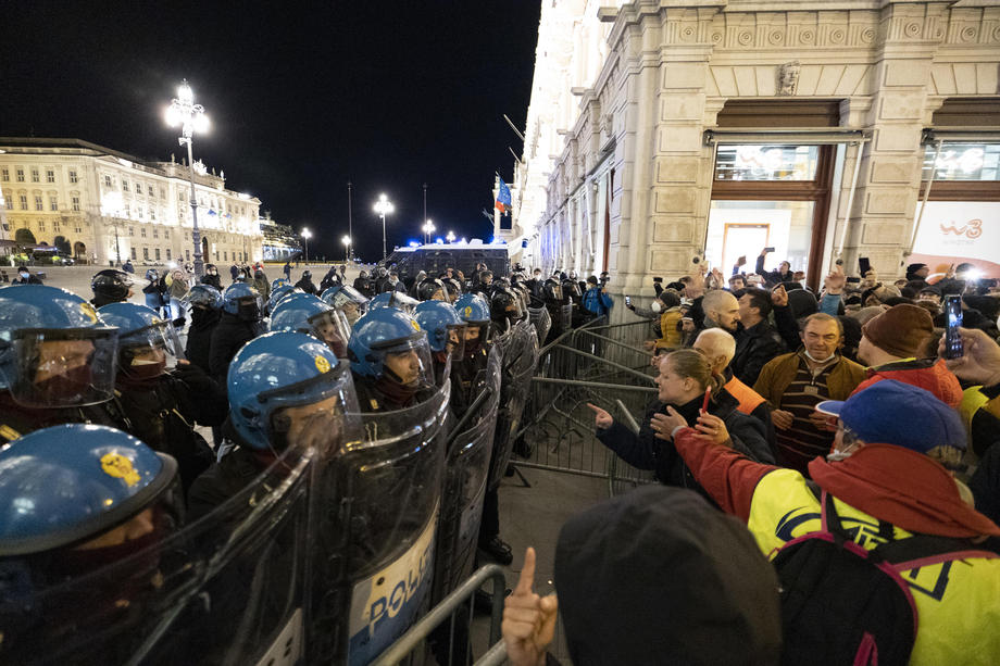 Italijanska policija pretresla domove ekstremista iz antivakserskog pokreta