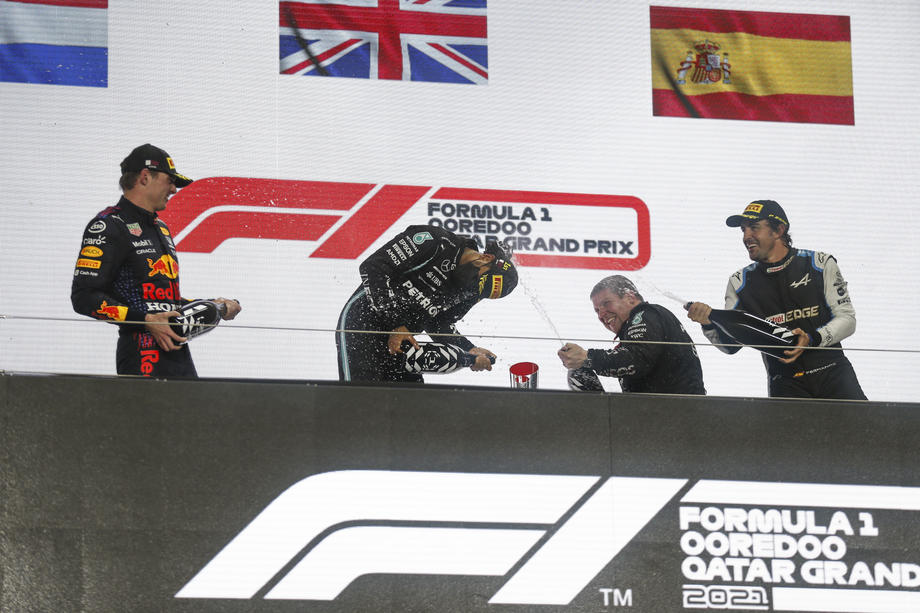 Hamilton slavio u Kataru i smanjio razliku u generalnom plasmanu F1