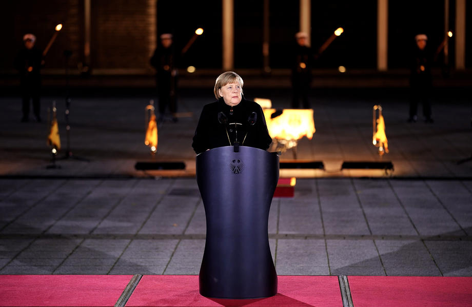 Merkel na oproštajnoj svečanosti: Ne tolerišite mržnju