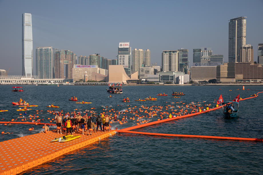 Više od 1.000 ljudi učestvovalo u preplivavanju hongkonške luke