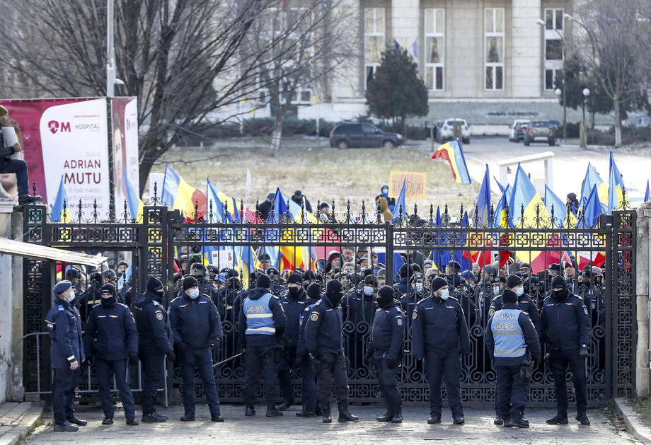 Demonstranti protiv Covid-potvrda pokušali nasilno ući u rumunski parlament