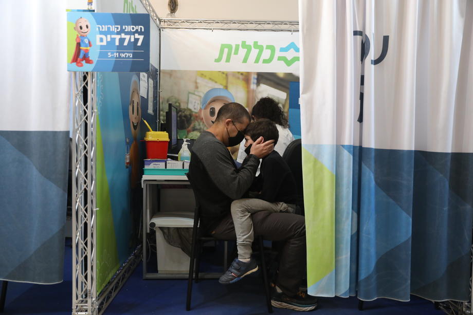 Izrael odobrio četvrtu dozu vakcine za starije od 60 godina i zdravstvene radnike