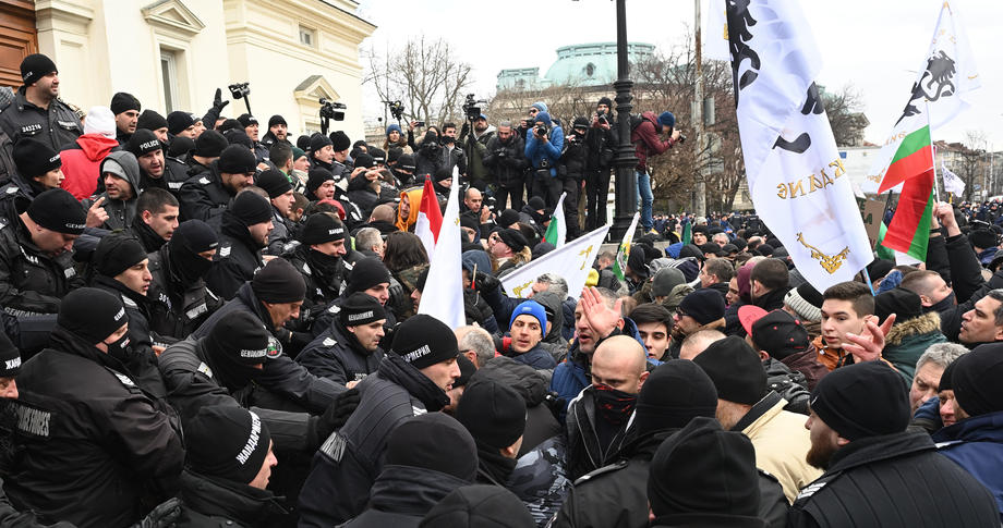 Antivakserski demonstranti pokušavaju provaliti u zgradu parlamenta u Bugarskoj