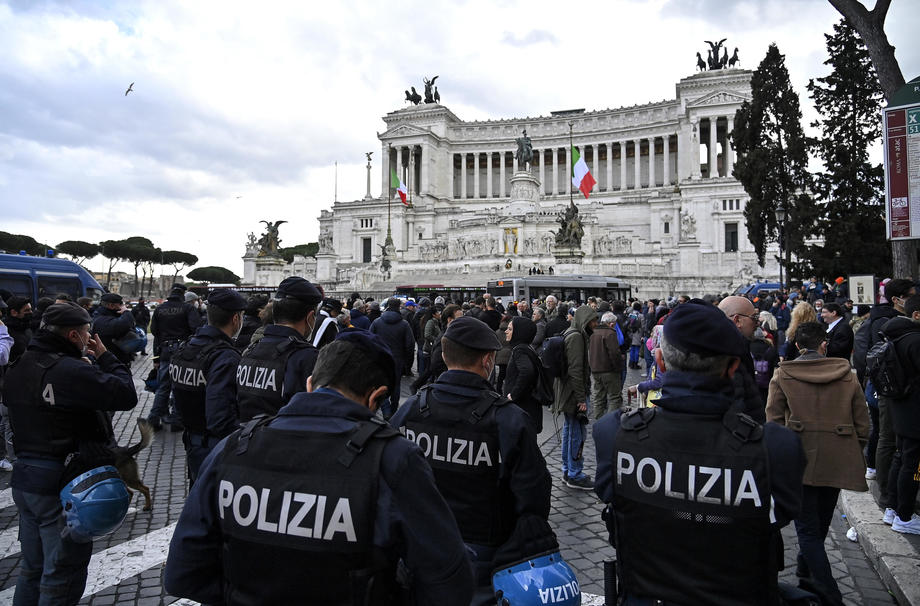 U Rimu protest zbog obavezne vakcinacije protiv koronavirusa