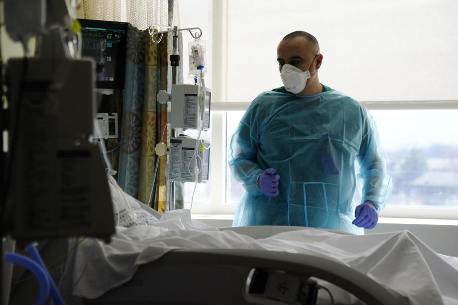 SAD: Od posljedica koronavirusa preminulo još 635 osoba