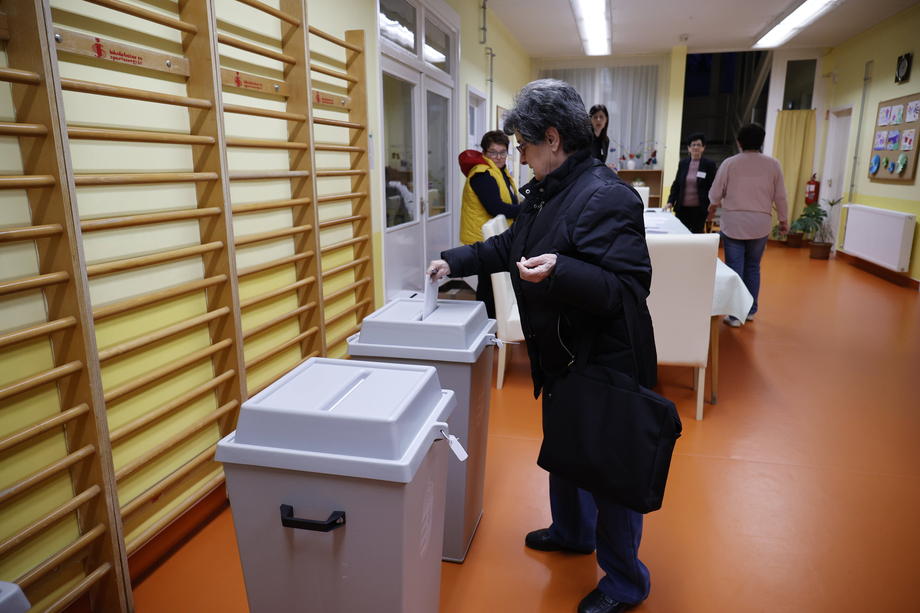 U Mađarskoj danas parlamentarni izbori i referendum