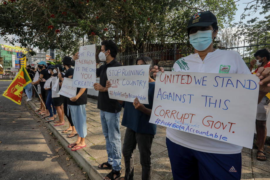 Svi ministri u Vladi Šri Lanke podnijeli ostavke, osim premijera Rajapaksa
