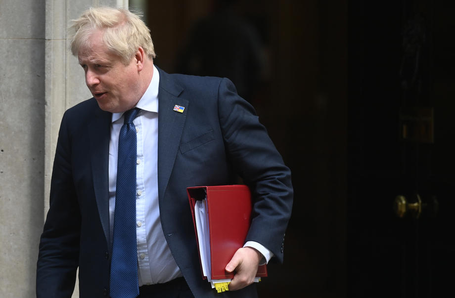 Britanski poslanici naložili parlamentarnu istragu protiv Johnsona zbog navodnog laganja
