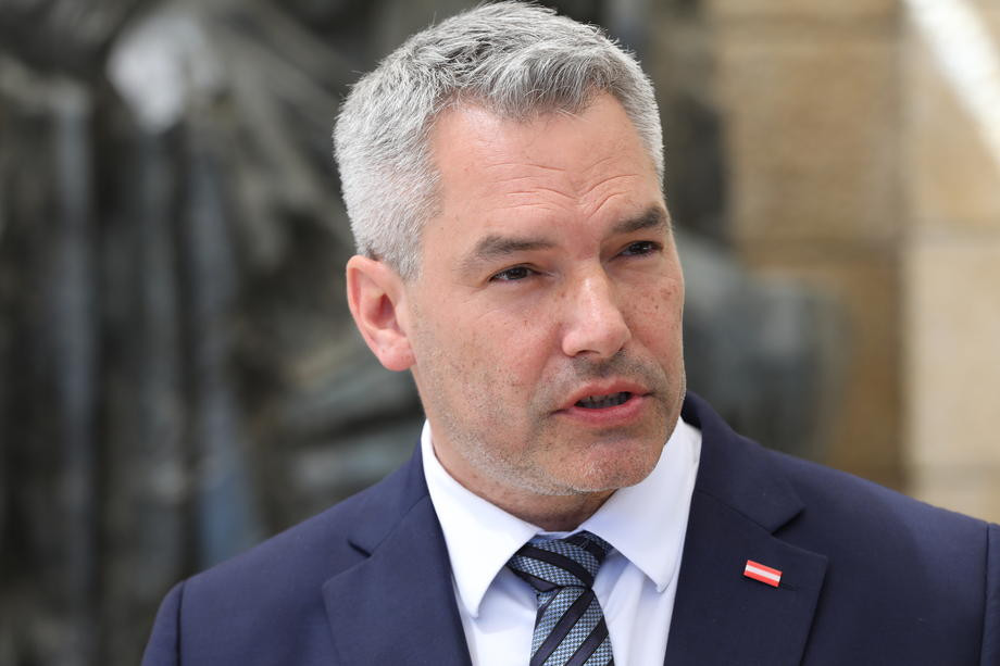 Nehammer: Ako ne suzbijemo inflaciju, preostaće nam samo alkohol i droga