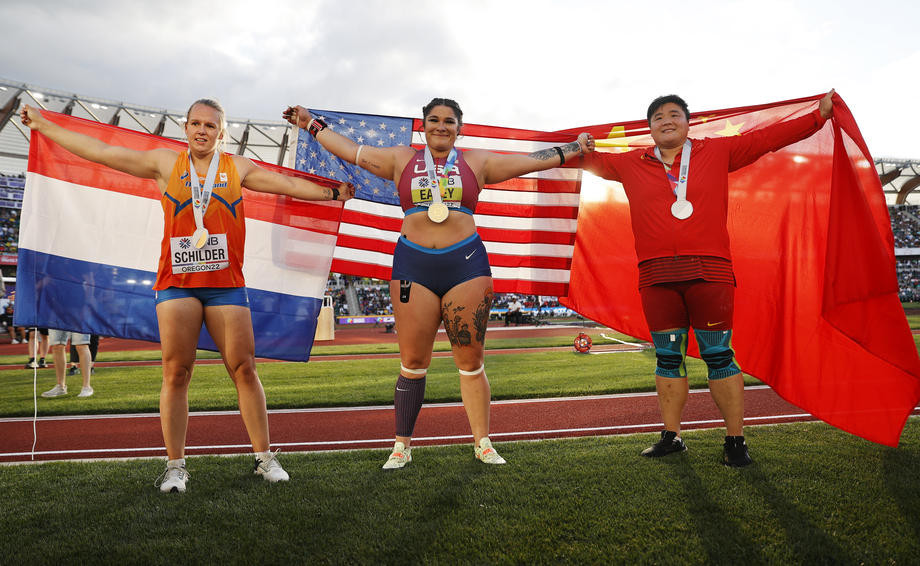 Ealey osvojila prvo zlato za SAD u bacanju kugle, kineski takmičar najbolji u skoku udalj