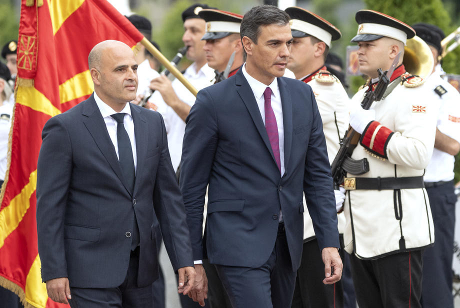Sanchez doputovao u Skoplje, dočekan uz najviše državne počasti