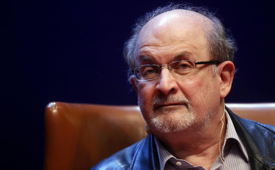 Salman Rushdie skinut sa respiratora i može komunicirati