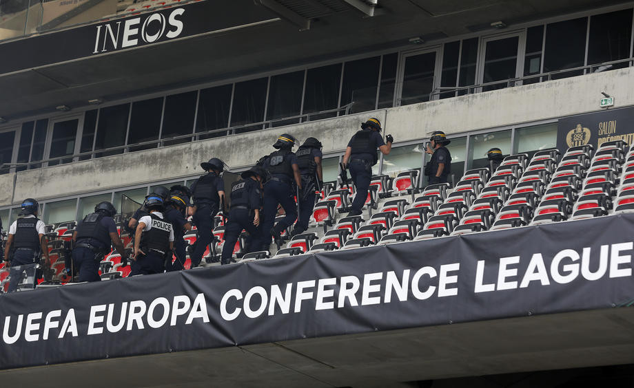 Sukobi navijača u Nici, odložen početak utakmice