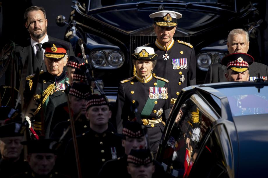 Charles III predvodio pogrebnu povorku u Edinburgu