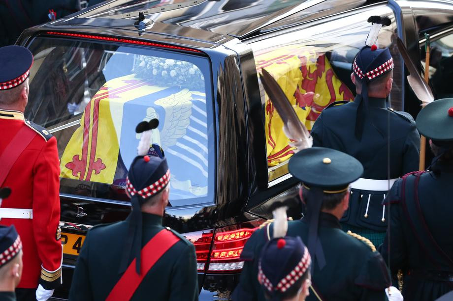 Kovčeg s posmrtnim ostacima Elizabete Druge krenuo iz Edinburga za London