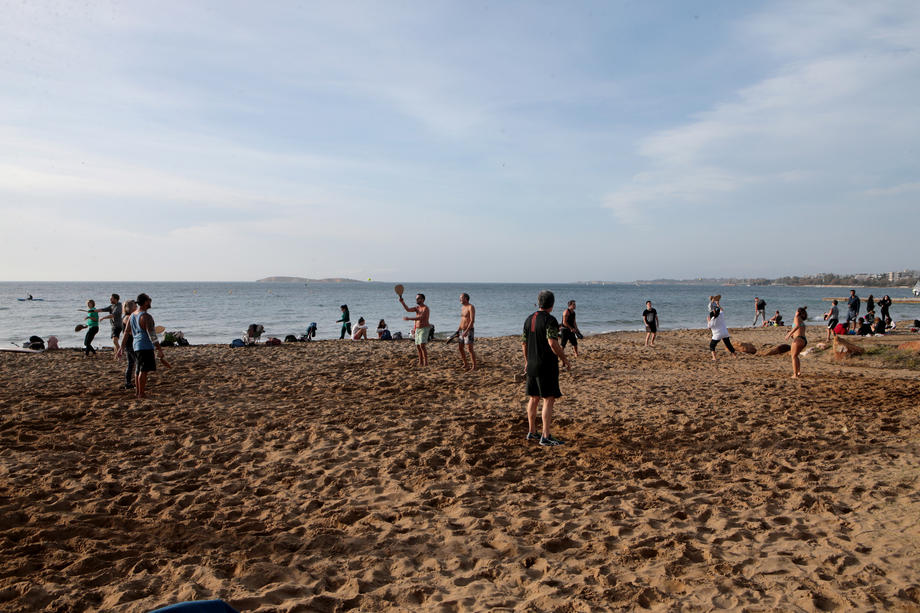 Grci masovno na plažama, raspale se zabrane
