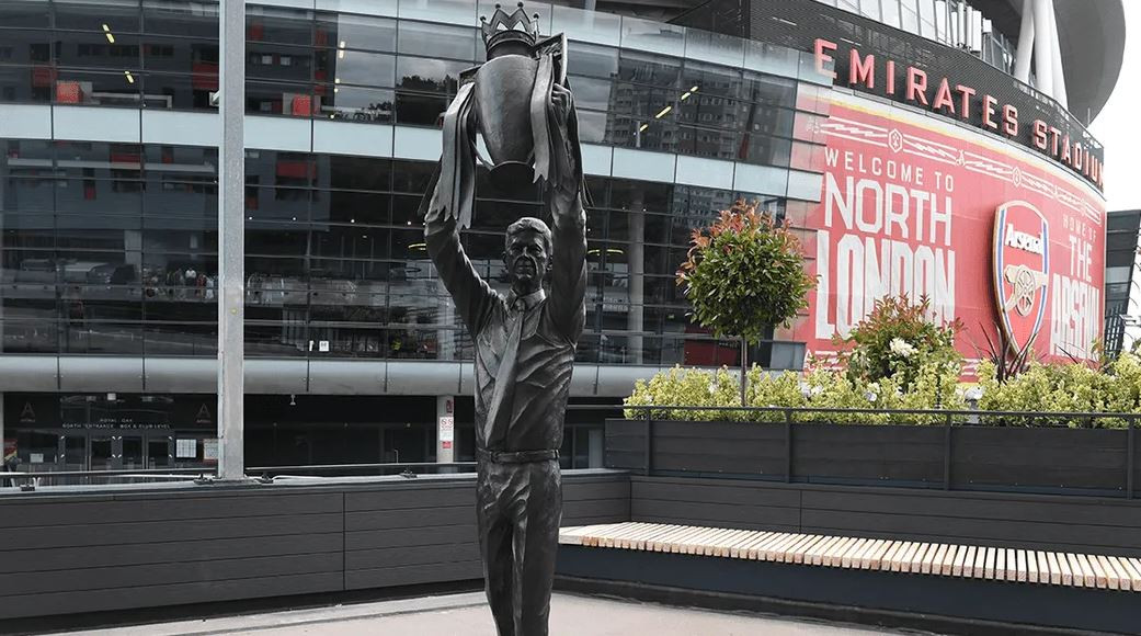 Otkrivena statua Wengera ispred stadiona Arsenala