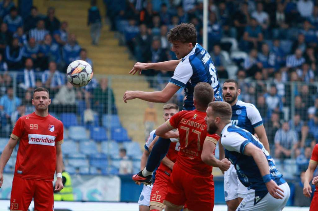 Nastavljena trka između Zrinjskog i Borca, najveća posjeta na Grbavici
