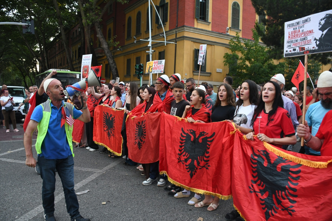 Policija suzavcem protiv antivladine „Flamingo revolucije" u Tirani