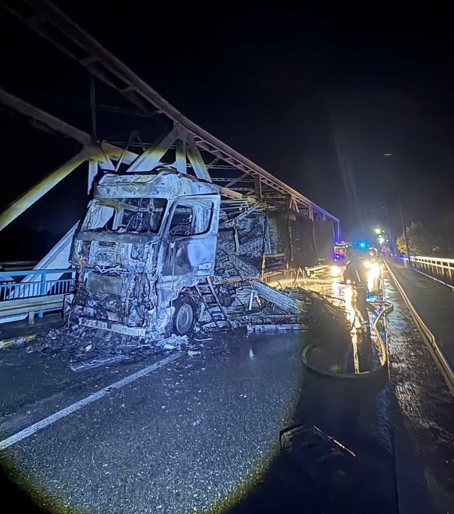 Obustavljen saobraćaj na graničnom prijelazu Rača - Sremska Rača, zapalio se kamion