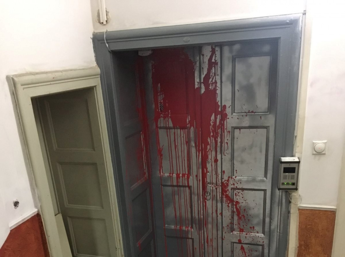 Prosuta crvena farba na prostorije organizacije Žene u crnom