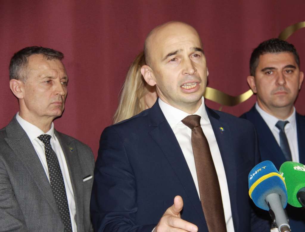 Vlada ZDK finansira izradu Registra kućnih ložišta te izgradnju modernih deponija u Kaknju i Maglaju