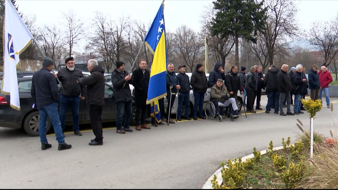 Protest članova Saveza RVI ZDK ispred zgrade Vlade ZDK