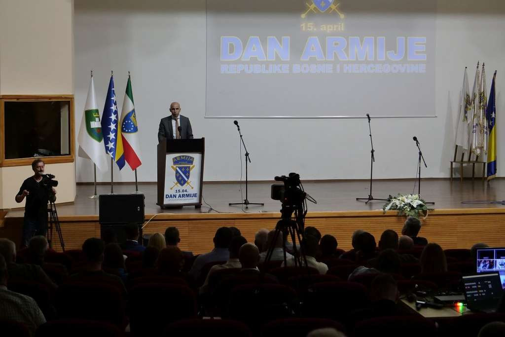 ZDK: Dan Armije RBiH obilježen defileom, odavanjem počasti i akademijom