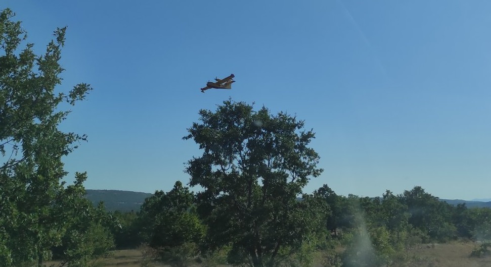 Gasiteljima kod Tomislavgrada pomažu i dva kanadera iz Hrvatske