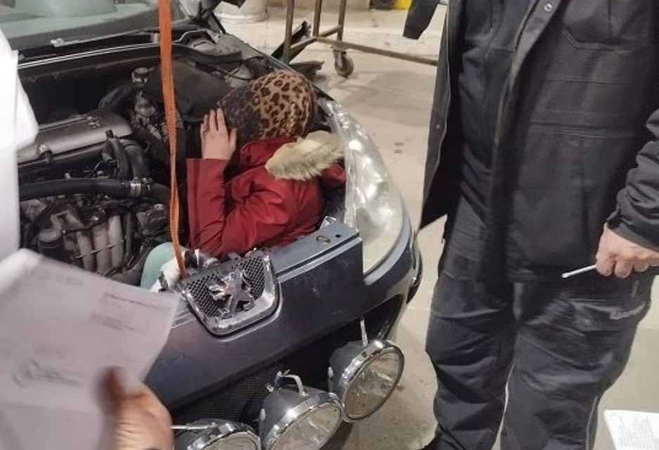 Srbijanski carinici pronašli migrantkinju sakrivenu ispod haube automobila