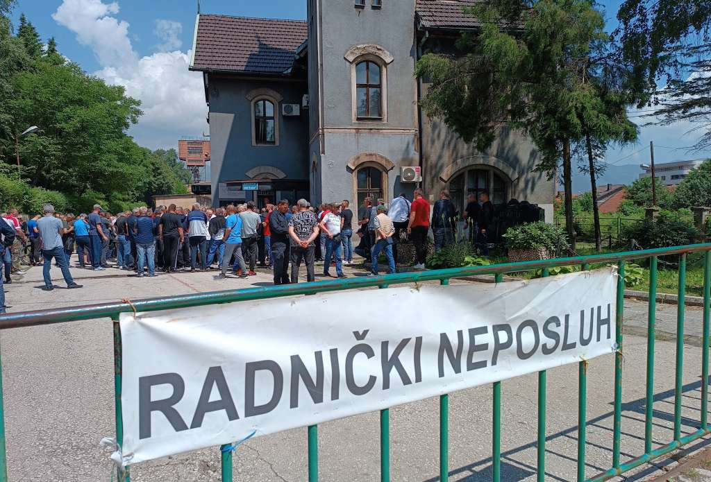 Zenički rudari bez plaće, grupa radnika jutros pred zgradom Uprave