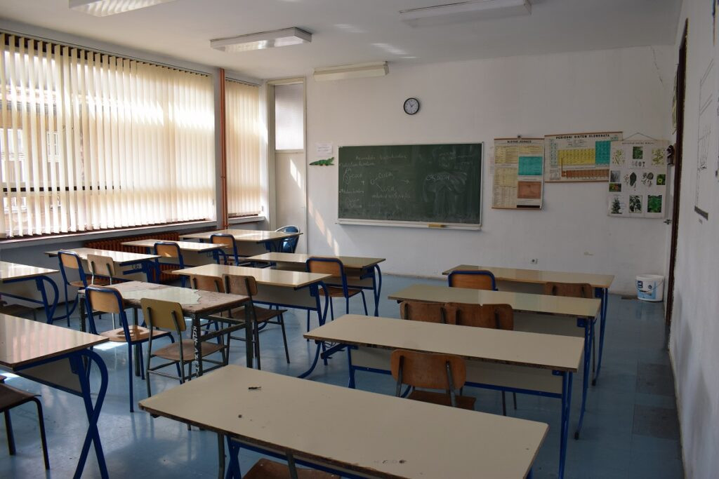 Administracija onemogućava zapošljavanje prosvjetnim radnicima