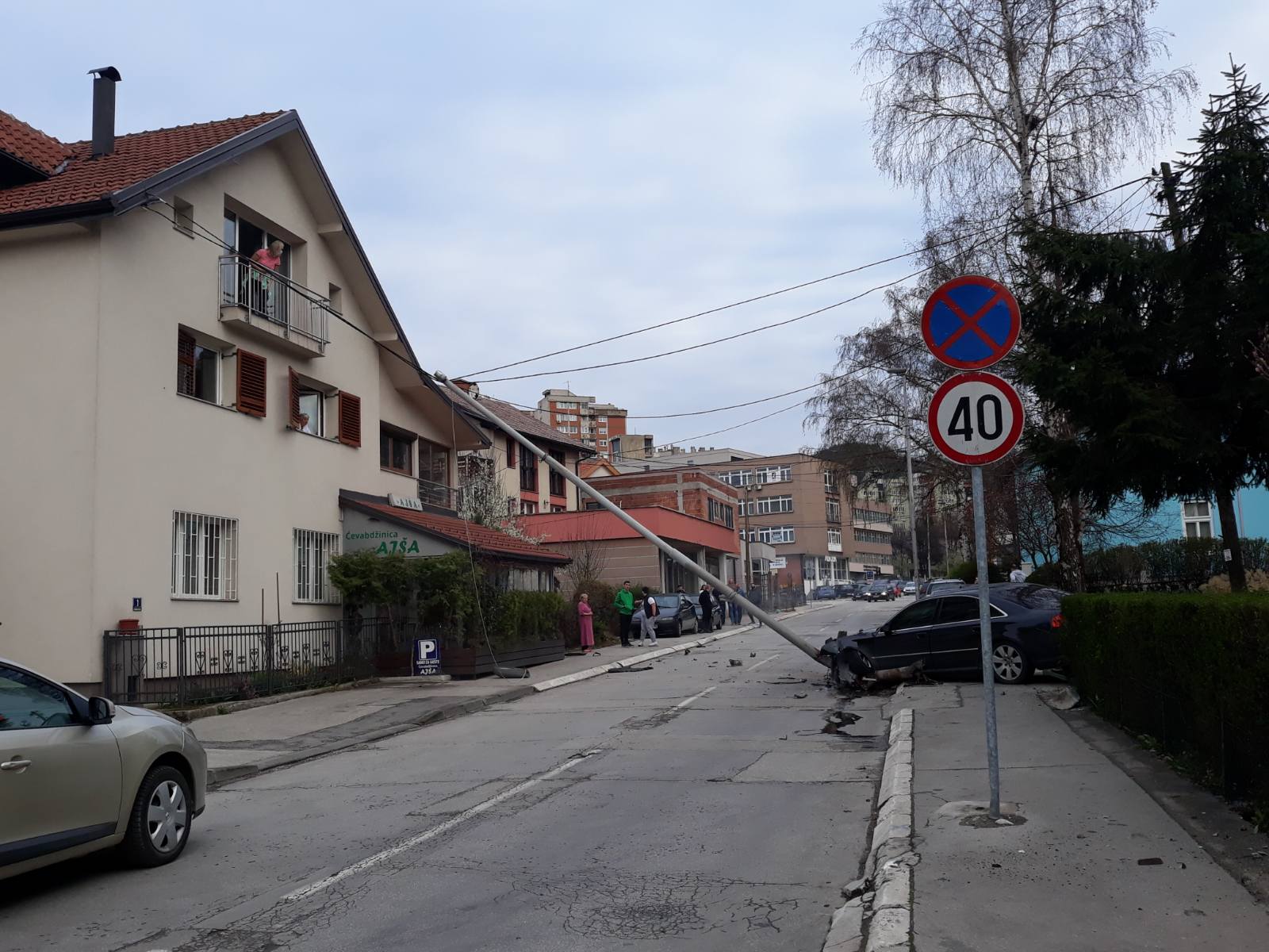 Vozač audija udario u banderu, automobil se zapalio
