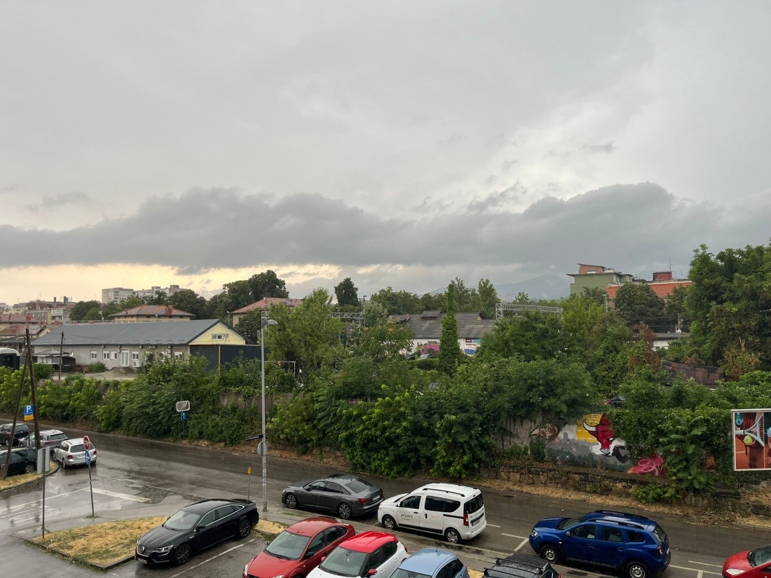 Oluja u Zagrebu prouzrokovala kvarove i štete, nevrijeme se širi prema BiH